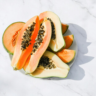 切开的新鲜木瓜果肉诱人