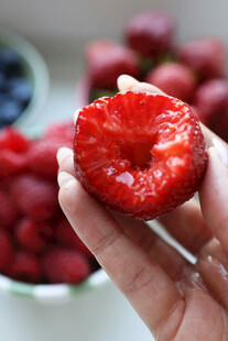 手中鲜红多汁的草莓