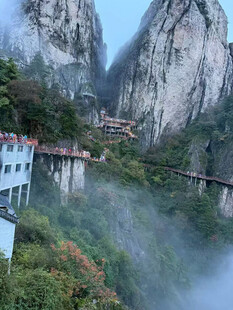 云雾缭绕的山间壮丽建筑