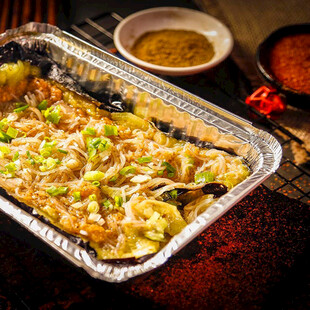 锡纸盘美味菜肴待品尝