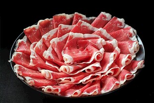 精美摆盘的鲜嫩牛肉卷