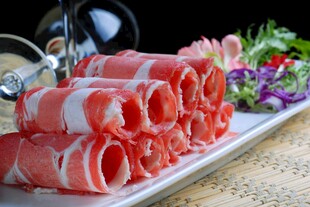 新鲜美味的羊肉卷拼盘