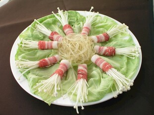 培根白菜卷金针菇摆盘