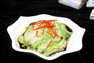 白盘上的凉拌生菜