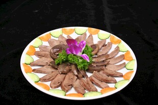 精美摆盘的特色卤味拼盘