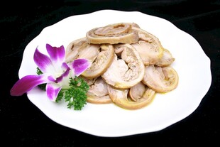 香煎鱿鱼圈配紫花装饰