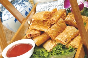 美味春卷配蘸酱