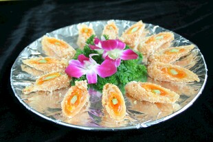 精美摆盘的特色卷类美食