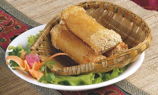 竹篮装的美味炸春卷