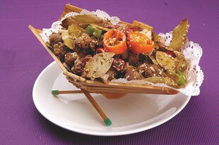 美味特色卷饼摆于白盘