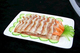 美味培根卷配黄瓜装饰