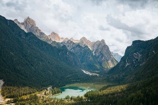 山间湖泊壮丽自然景观