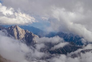 云海环绕的壮丽山峰