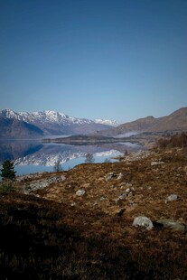 壮丽山川间的静谧湖泊