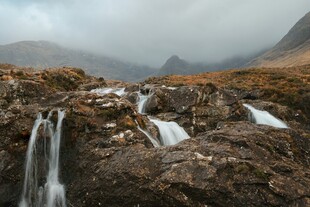 山间溪流瀑布自然美景