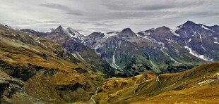 壮丽山景秋色中的巍峨山峦
