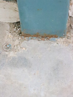 蓝色物件旁的地面细节