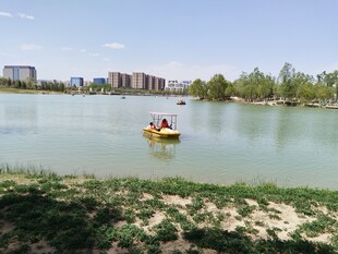 湖畔泛舟赏景的惬意时光