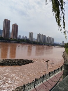 江边城市景观 江水呈红褐色