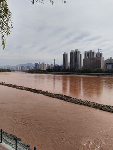 江边城市景观 江水呈褐色