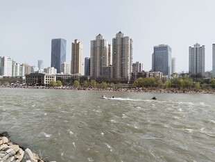 河畔高楼林立的城市景观