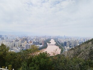 俯瞰城市与河流景观