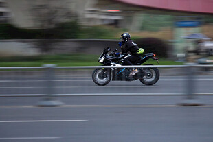 摩托车手公路飞驰瞬间