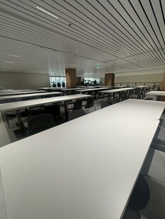 现代简约风格的宽敞办公区域