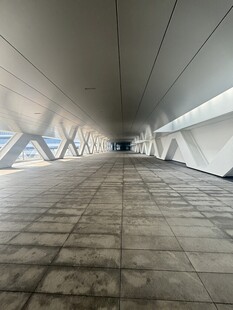 现代建筑风格的空旷通道