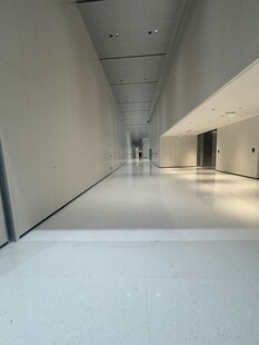 空旷简约的现代走廊空间