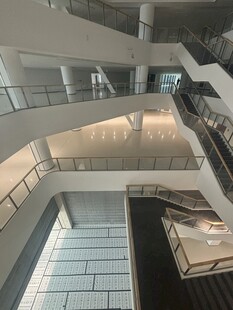 现代风格多层室内建筑空间