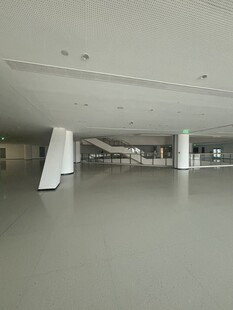 现代建筑内部空旷空间