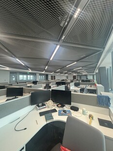 现代办公区域电脑工位布局