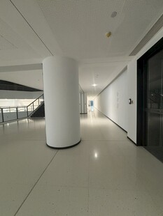 现代简约风格的宽敞走廊