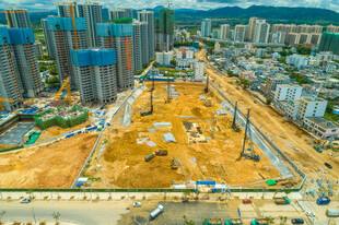 城市中在建的大型工地