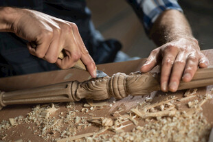 工匠专注木雕细节