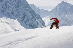 雪山中滑雪的运动者
