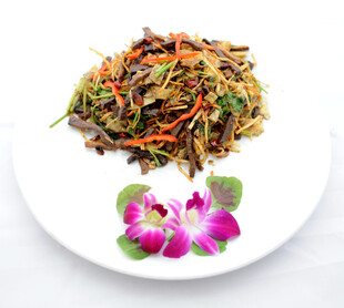 兰花点缀的五彩凉拌菜