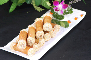 美味炸物拼盘点缀鲜花