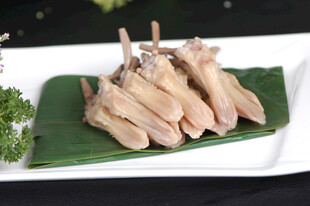 白灼鸭舌摆于绿叶之上