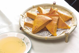 美味炸春卷搭配金黄汤汁