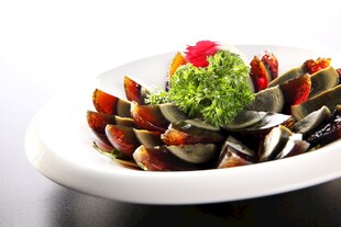 美味摆盘的特色贝类菜肴