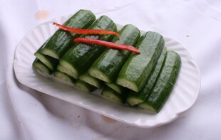 黄瓜卷配红椒丝