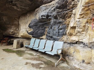 洞穴内的蓝色排椅