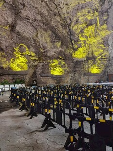 整齐列队的护栏