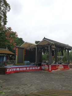 户外木质长廊活动场地