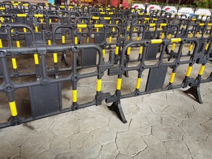 金属护栏整齐摆放