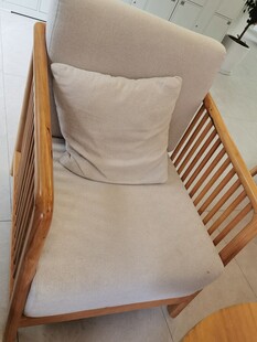 简约木质扶手椅配柔软抱枕