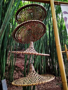 竹编工艺品展示于竹林间