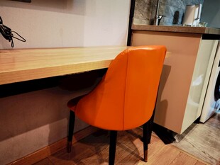 橙色办公椅搭配简约书桌